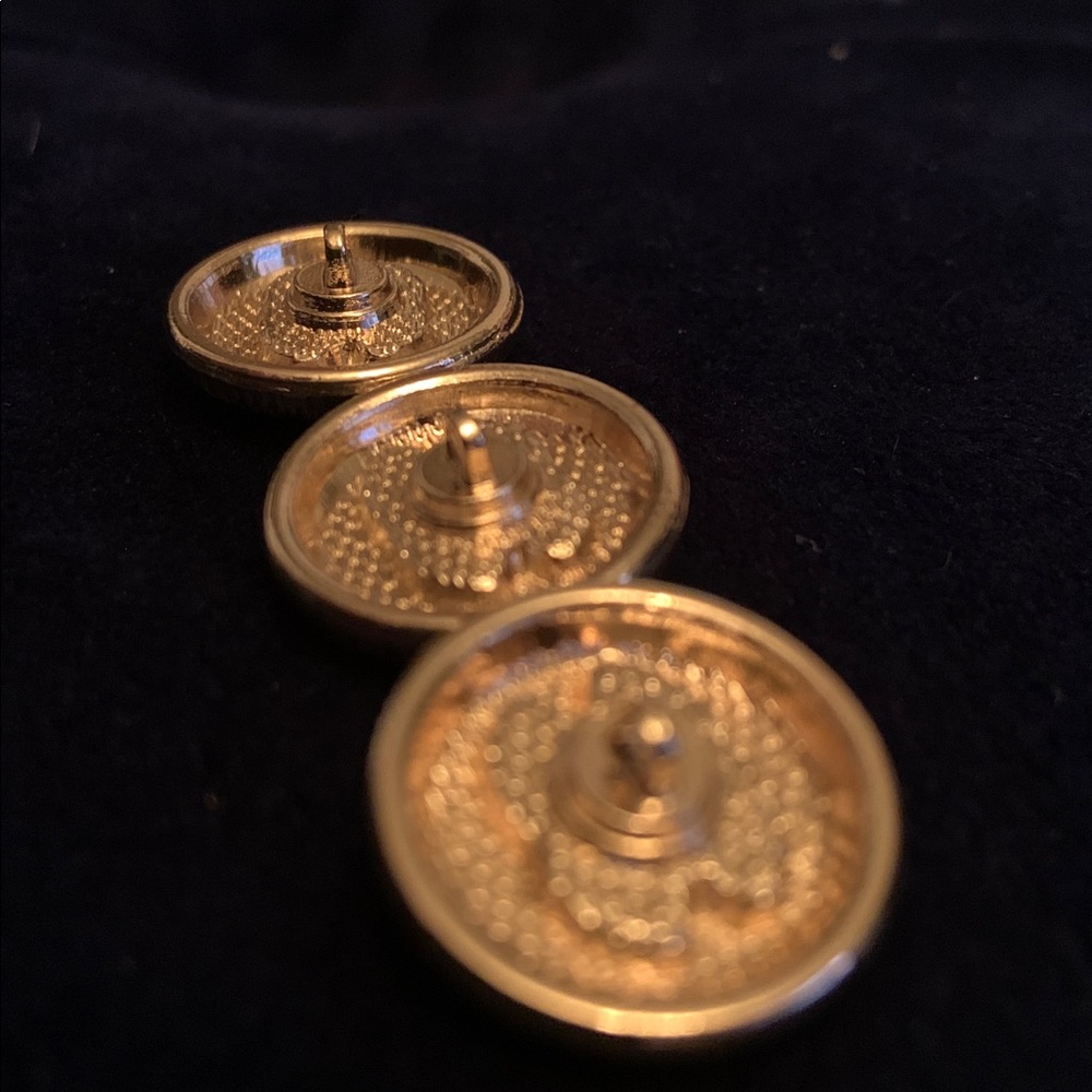 Gorgeous Heavy Vintage Chanel Gold Interlaced Weave design 3 button Total - Picture 5 of 7